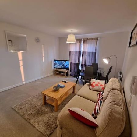 Laura'S Place Apartment ไอล์เวิร์ธ ภายนอก รูปภาพ