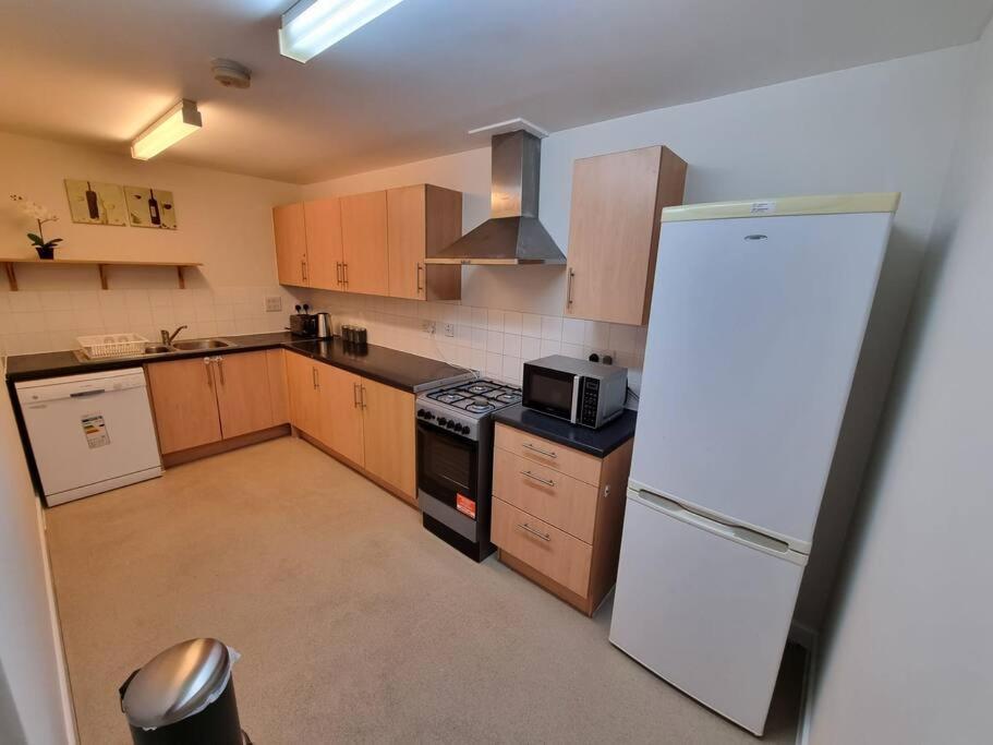 Laura'S Place Apartment ไอล์เวิร์ธ ภายนอก รูปภาพ