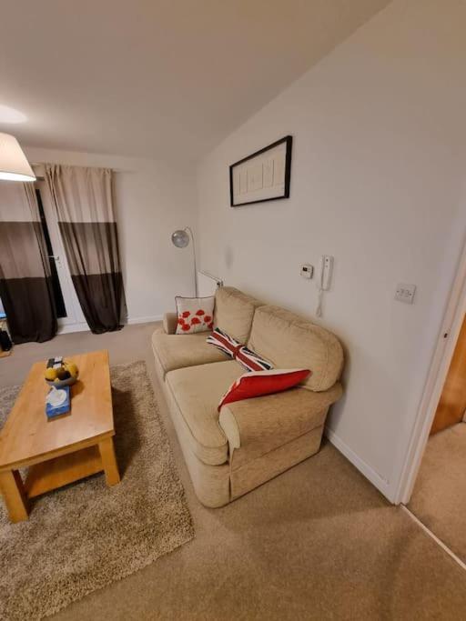 Laura'S Place Apartment ไอล์เวิร์ธ ภายนอก รูปภาพ