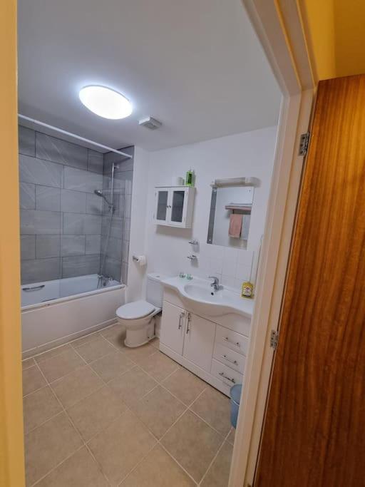 Laura'S Place Apartment ไอล์เวิร์ธ ภายนอก รูปภาพ