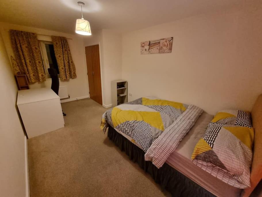Laura'S Place Apartment ไอล์เวิร์ธ ภายนอก รูปภาพ