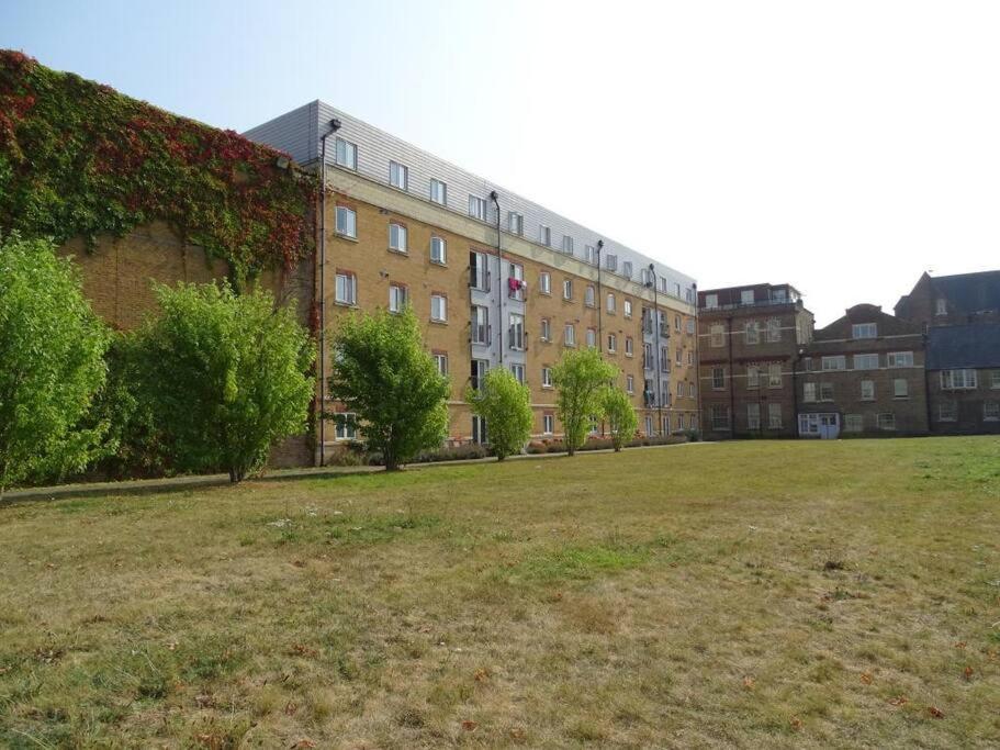 Laura'S Place Apartment ไอล์เวิร์ธ ภายนอก รูปภาพ