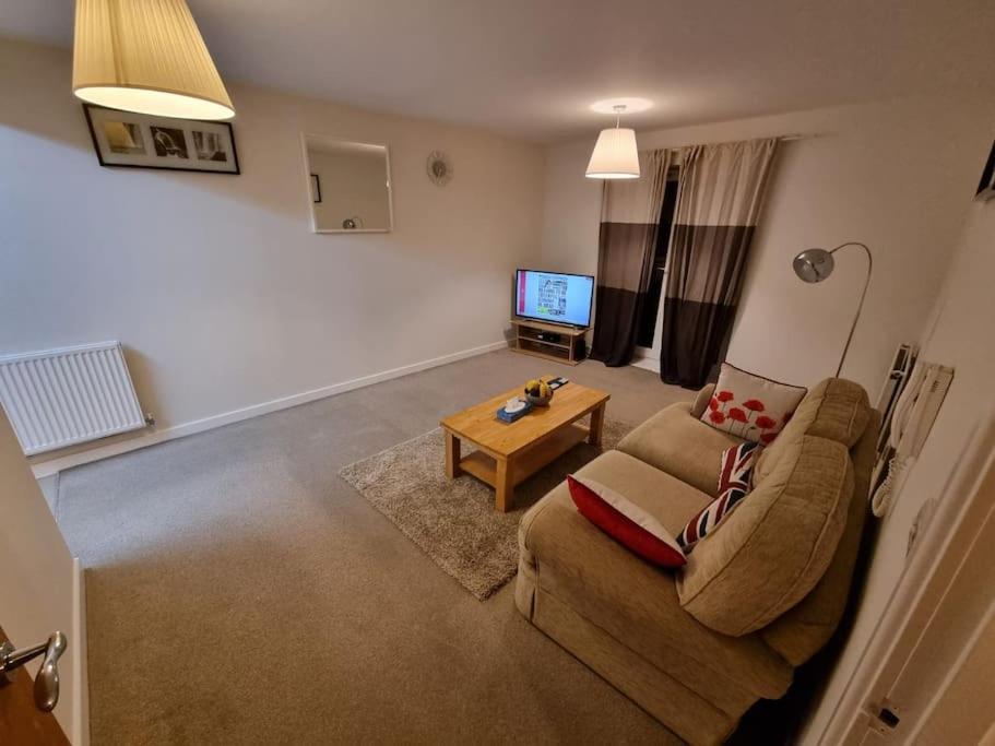 Laura'S Place Apartment ไอล์เวิร์ธ ภายนอก รูปภาพ