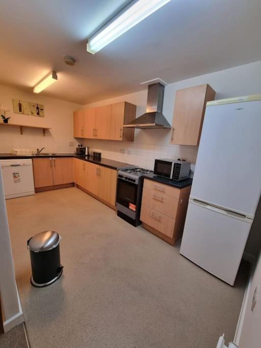 Laura'S Place Apartment ไอล์เวิร์ธ ภายนอก รูปภาพ