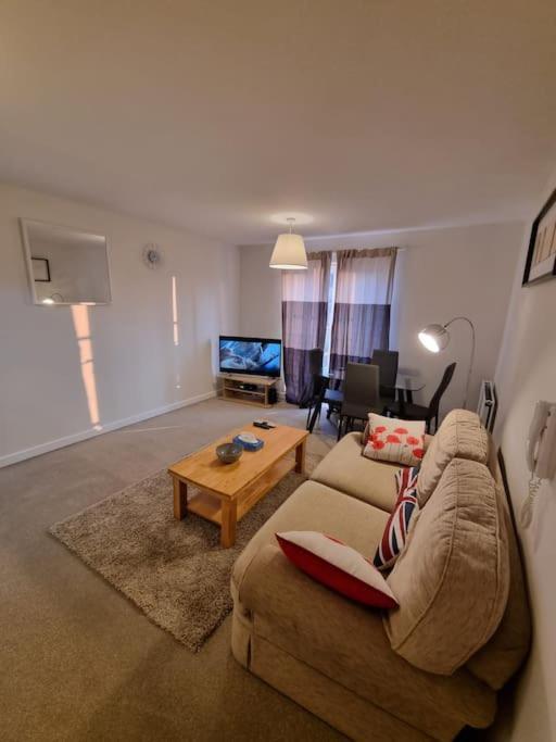 Laura'S Place Apartment ไอล์เวิร์ธ ภายนอก รูปภาพ
